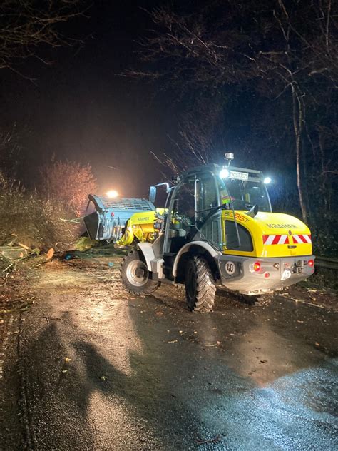 FW EN Umgestürzter Baum sorgt für zweistündigen Einsatz der Feuerwehr