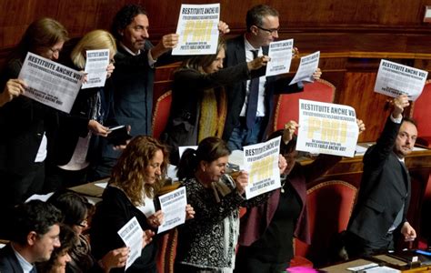 Legge di stabilità protesta M5s in Senato Partiti nel mirino