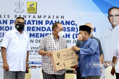 Pelajar Terima Biasiswa Yayasan Pahang Berjumlah Rm Juta