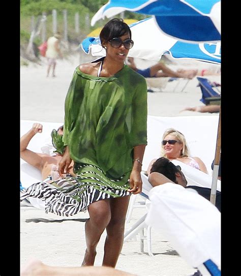 Photo Kelly Rowland se prélasse sur une plage de Miami le 1er mai