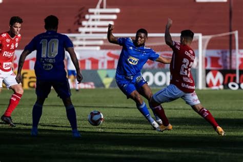 Quais são os desfalques e os retornos para o jogo entre Cruzeiro e Vila