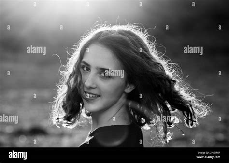 Retrato En Blanco Y Negro De Una Hermosa Niña Adolescente Morena