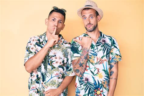 Jovem Casal Gay Usando Chapéu De Verão E Camisa Havaiana Pedindo Para Ficar Quieto Dedo Nos