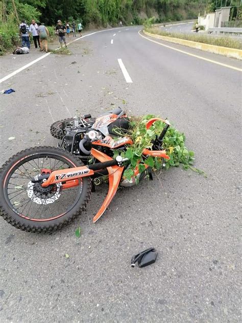 Grave médico de Huejutla tras derrapar la motocicleta en que viajaba