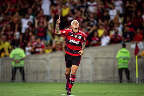 Torcedores escolhem bordão do narrador de Flamengo x Al Ahly Flamengo