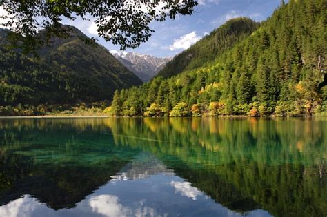 Foto De Bela Paisagem De Um Lago E Montanhas Verdes No Parque Nacional