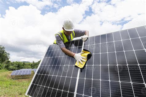 Engenheiro De Limpeza De Painéis Solares Limpe O Painel Solar Da