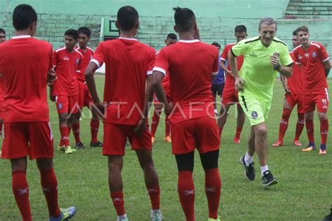 Latihan Perdana Arema Antara Foto