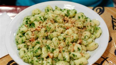 Nhoque pesto um versão da receita italiana fácil e deliciosa