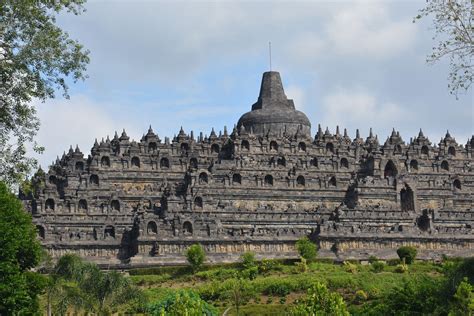 Luhut Umumkan Kenaikan Tiket Masuk Candi Borobudur Menjadi Rp Ribu