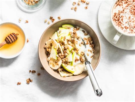 Yogur griego con miel de manzana de plátano de granola en una vista