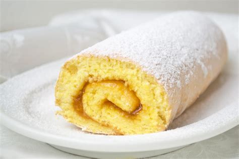 Omas Biskuitroulade Rezept