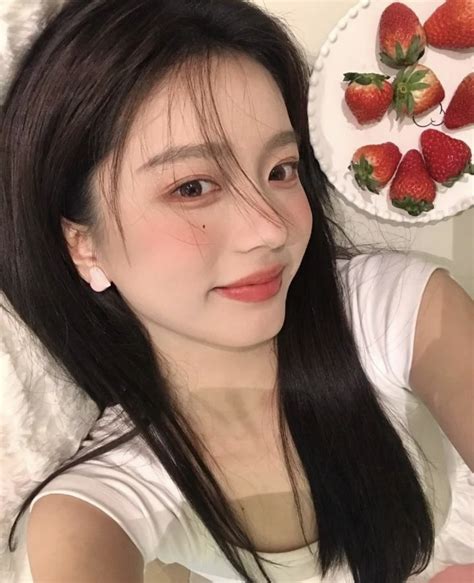 Chỉ nhờ khoảnh khắc giống Jisoo hot girl xứ Trung bỗng đổi đời Fan tăng gần gấp được