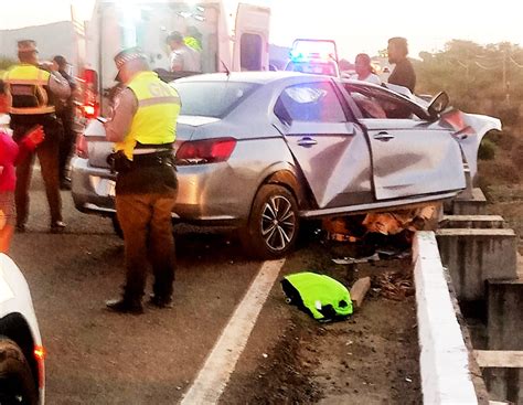 Familia choca en carretera de Oaxaca chofer y niño quedan prensados