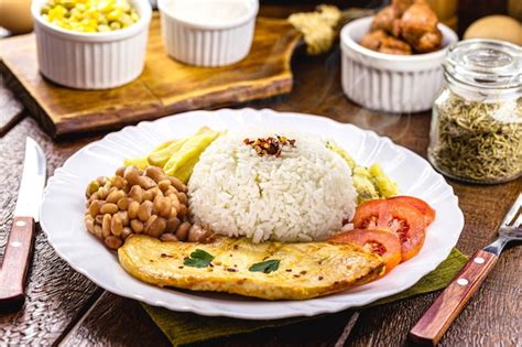 Almoço típico brasileiro arroz e feijão filé de frango grelhado e