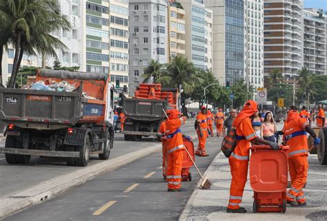 Comlurb Recolhe Toneladas De Lixo No R Veillon Do Rio Di Rio Do