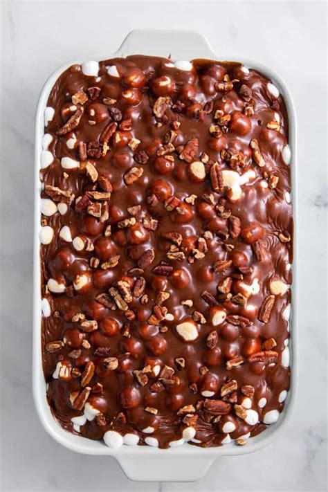 Mississippi Mud Cake Is A Rich Chocolate Cake Topped With Marshmallows Pecans And Chocolate