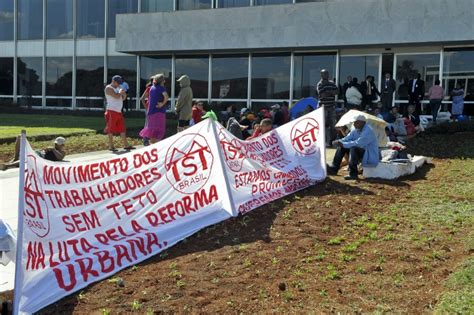 Manifestação do Movimento dos Trabalhadores sem Teto em frente ao