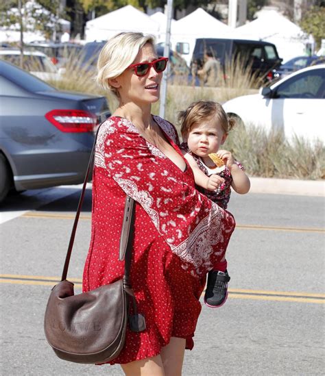 Photo Elsa Pataky Enceinte Dans Les Rues De Brentwood Avec Sa Fille