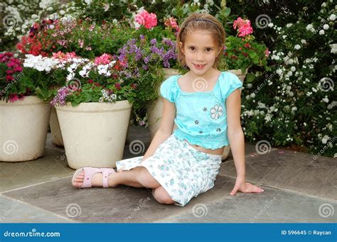 Belle Fille De Fleur Image Stock Image Du Blonde Bouton 596645