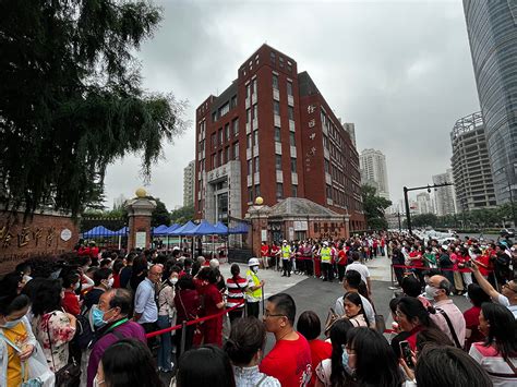 “上海高考数学 很难”冲上热搜，现场考生怎么说？浦江头条澎湃新闻 The Paper