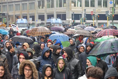 Zam La Protesta Dei Centri Sociali Torna In Piazza La Repubblica