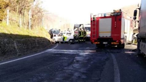 Prato Tragico Schianto Auto Tir Due Coniugi Muoiono Insieme Nella Vettura