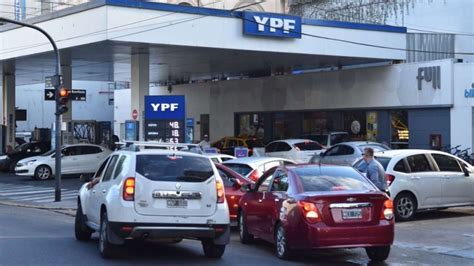 Largas Filas Por La Escasez De Combustibles En Estaciones De Servicio