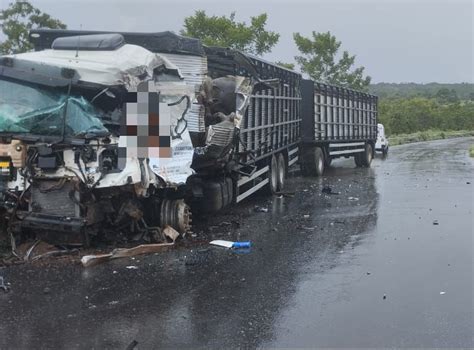 V Deo Motorista De Caminh O Morre Em Grave Acidente Envolvendo Duas