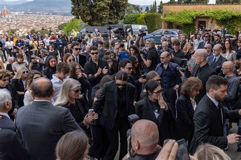 Funerale Di Roberto Cavalli A Firenze Chiesa Gremita Per L Ultimo