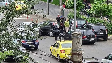 Accident Rutier N Ia I Dou Autoturisme Au Intrat N Coliziune N