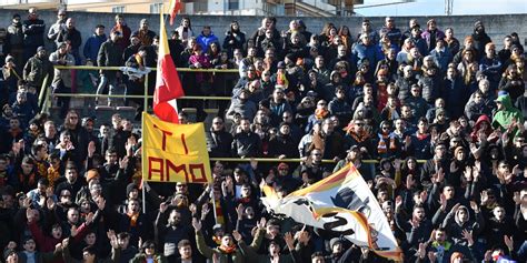 Tragedia A Catanzaro Malore Per Un Tifoso Muore Allo Stadio