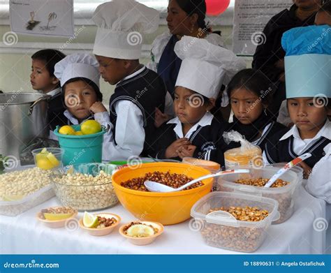 Enfants D Ecuadorian Faisant Cuire La Nourriture Traditionnelle Photo