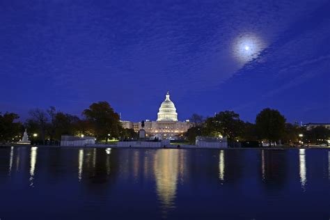 Monuments by night tour in Washington, D.C. | musement