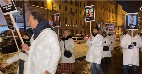 Chi dimentica è complice A Torino la fiaccolata per le vittime