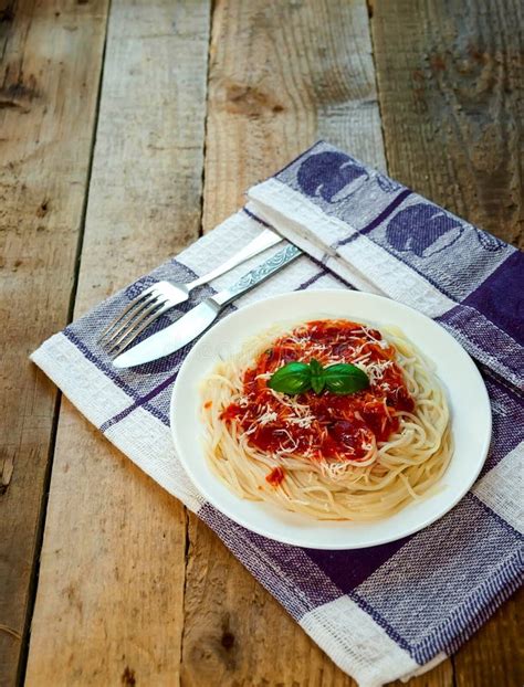 Spaghettideegwaren Met Tomatensaus Kaas En Basilicum Op Houten Lijst