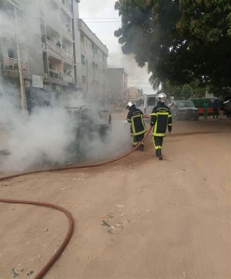 Un véhicule en feu à Cocody Riviera Palmeraie ce mardi YECLO