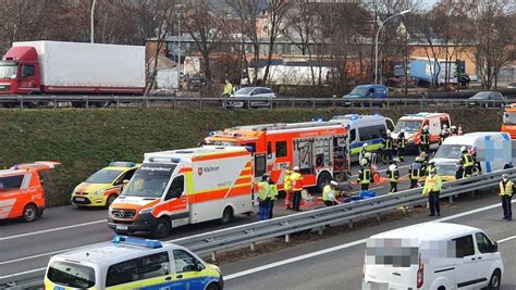 Schwer Verletzte Bei Stuttgart Wangen Teilsperrung Der B10 Nach Unfall