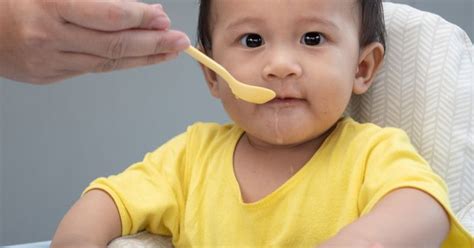 Bayi Menolak Diberi Makanan Padat Bisa Jadi Tanda Belum Siap Naik Tekstur