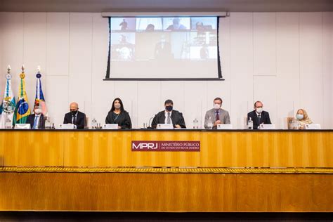 MPRJ faz entrega do Colar do Mérito da Medalha Annibal Frederico de