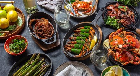 Mesa Con Platos De Mariscos Cangrejos Gambas Gambas Cocidas Pulpo A La