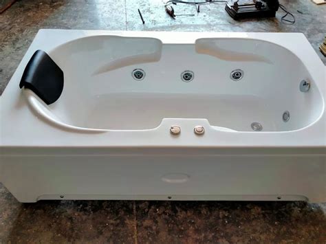 Quasay White Acrylic Jacuzzi Bathtub For Massage At Rs