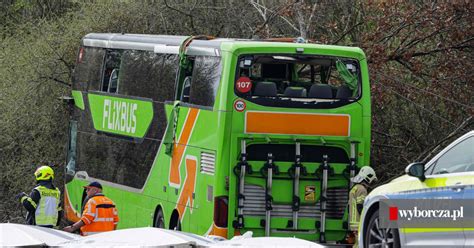 Tragiczny wypadek autobusu na autostradzie pod Lipskiem Są zabici i ranni