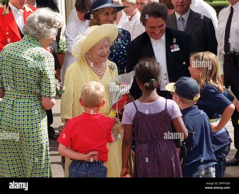 Foto De Archivo Fechada El 04 De Septiembre De 08 99 De La Reina Madre