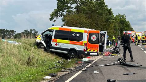 Schwerer Unfall Mit Krankenwagen Drei Tote Und Zwei Schwerverletzte In