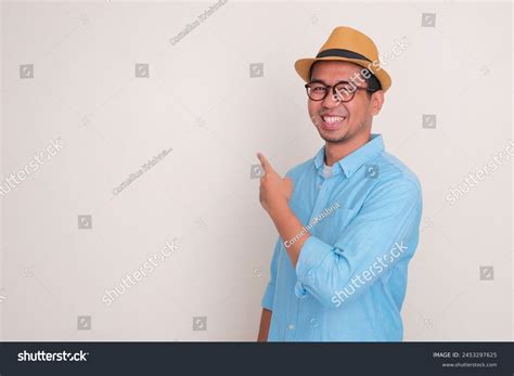 486 Man Pointing Behind Him Images Stock Photos And Vectors