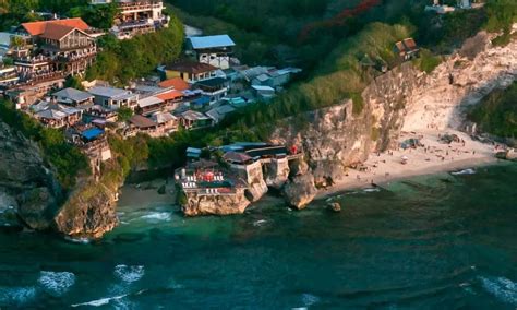 Pura Uluwatu Bali Pesona Spiritual Di Pinggir Tebing