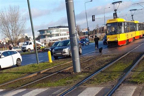 Zderzenie tramwaju z samochodem osobowym Bok auta zmiażdżony