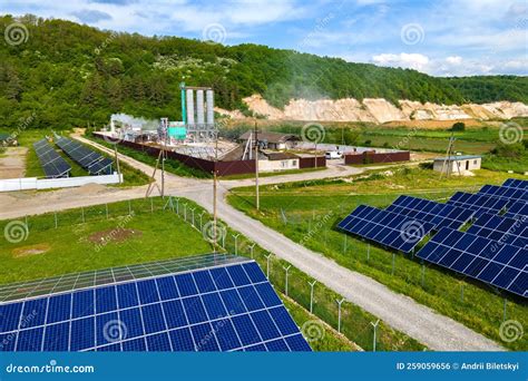 Vista Aérea De La Planta De Energía Eléctrica Con Hileras De Paneles