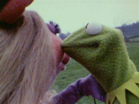 Image - Kiss Piggy Kermit tmm test.jpg | Disney Wiki | FANDOM powered ...